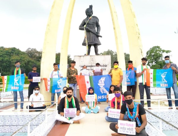 एनएसयूआई ने की छात्र सत्याग्रह की शुरुआत