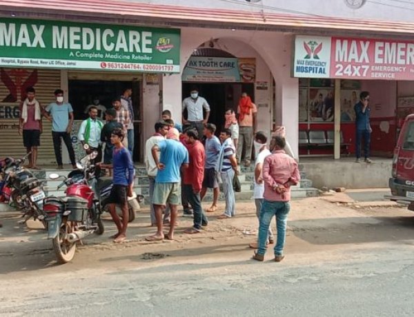 मैक्स हॉस्पिटल पर मृतक की किडनी निकाल लेने का आरोप लगा परिजनों ने किया हंगामा