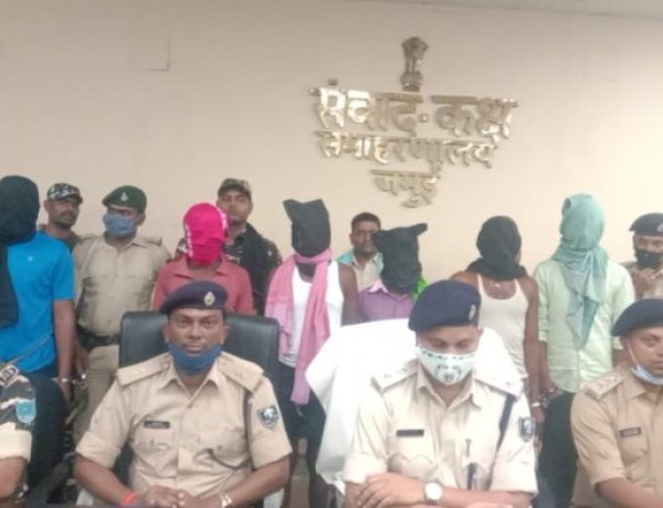 50 हजार का इनामी दुर्दांत अपराधी,तीन नक्सली सहित आठ अपराधी को जमुई पुलिस ने किया गिरफ्तार ।