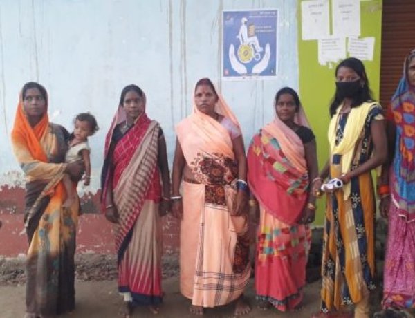 स्वीप आइकॉन बेबी घर-घर जाकर चला रही है मतदान जागरूकता अभियान