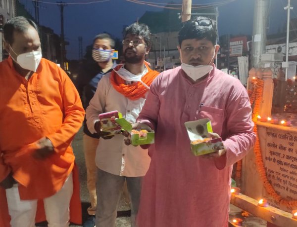 भाजपा नेता अजय राय ने घी के दीपक जलाकर मनाई खुशियां