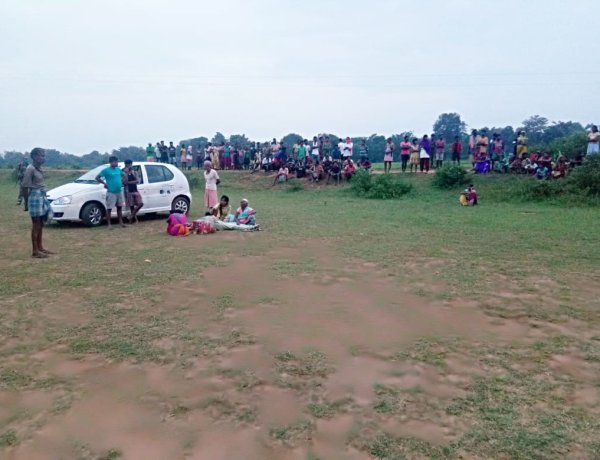 दिनदहाड़े फ़ुट्बॉल देख रहे व्यक्ति को अपराधियों ने गोली मारी।