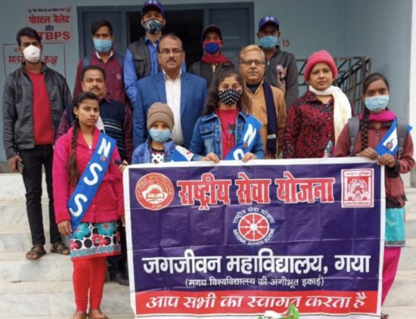 जेजे कॉलेज में एनएसएस के द्वारा बढ़ती ठंड में गर्म कपड़े व समान का वितरण किया