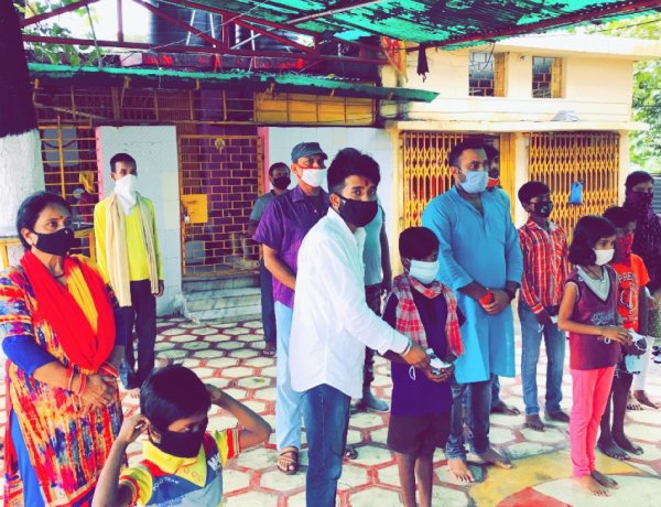 पूर्व प्रधानमंत्री “अटल बिहारी बाजपेयी” की पुण्यतिथि पर मास्क व सेनेटाइजर वितरण किया गया ।।