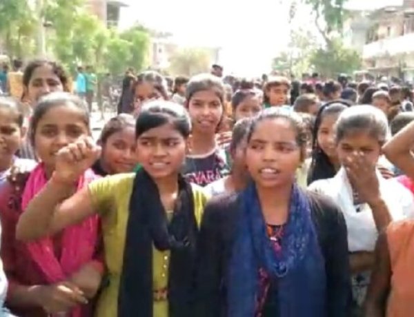 कोरोना गाइडलाइन के तहत स्कूल बंद किये जाने के विरोध में छात्रों ने किया जमकर विरोध प्रदर्शन