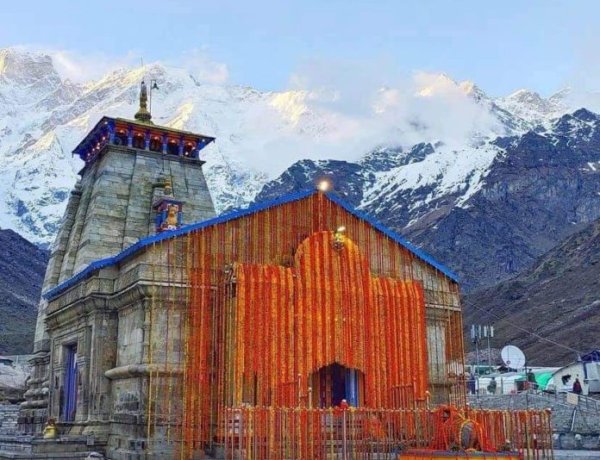 भगवान शिव के जयकारों के साथ केदारनाथ धाम के कपाट खुले, केवल तीर्थ पुरोहित हुए पूजा में शामिल, 11 क्विंटल फूलों से सजाया गया मंदिर