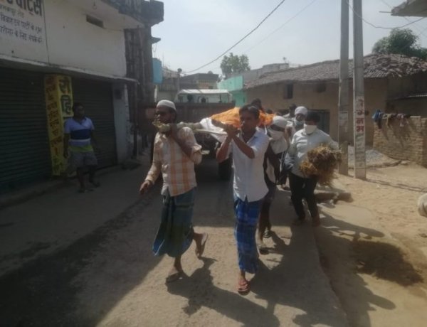 “राम नाम सत्य है” के नारे के साथ मुसलमानों ने दिया इंसानियत का परिचय , हिंदू शव को दिया कंधा और किया अंतिम संस्कार ।