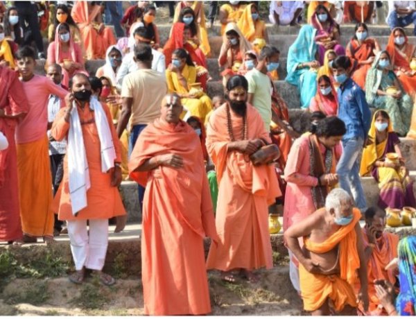 कोरोना महामारी से मुक्ति व विश्व शांति को लेकर निकाली गई कलश यात्रा, दवा के साथ दुआ के लिए उठे ग्रामीणों के हाथ