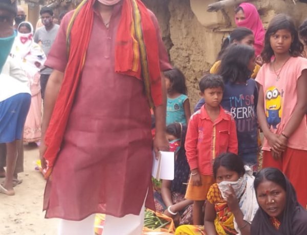 101 गरीबों व असहाय लोगों के बीच खाद्य सामग्री का वितरण किया गया