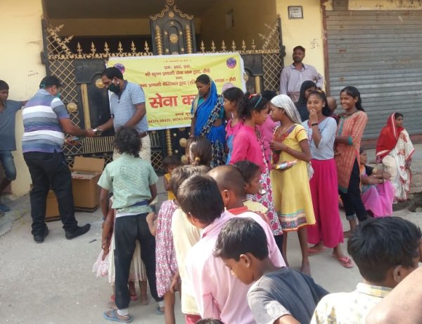 श्रीकृष्ण प्रणामी ट्रस्ट ने बच्चों के बीच बांटे उपयोगी सामग्री