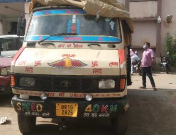 ऊपर खिरा नीचे शराब, ले जाई जा रही थी अवैध शराब, पुलिस ने किया गिरफ्तार