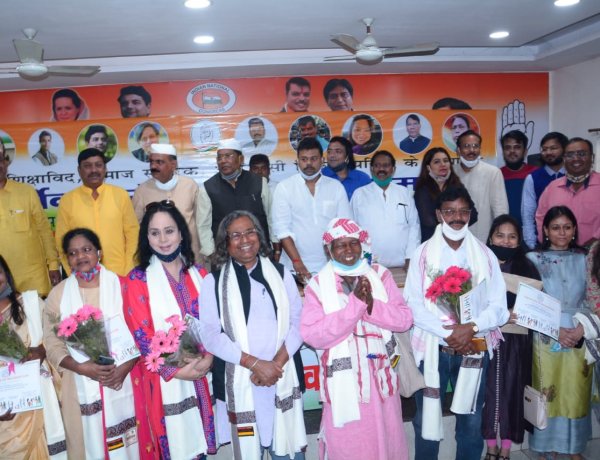 कांग्रेस भवन में मनाई गई स्व.कार्तिक उरांव की जयंती