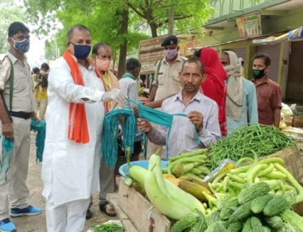 तरवां बाजार में वजीरगंज विधायक ने किया मास्क वितरण