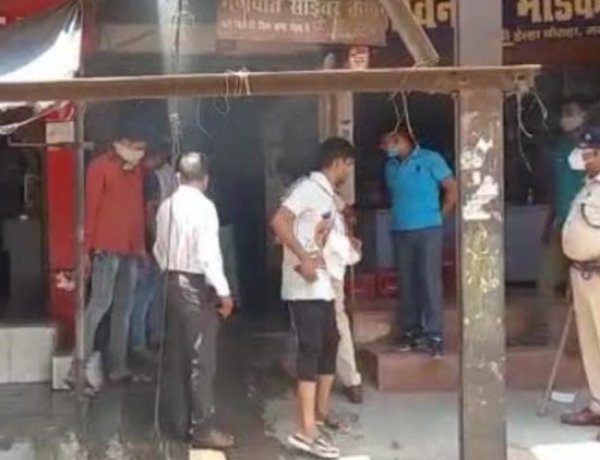 करीमगंज में मिठाई दुकान में गैस सिलेंडर फटने से लगी आग