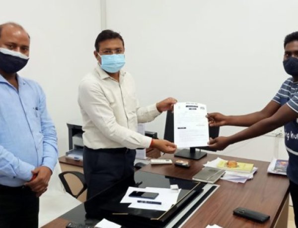 एम्बुलेंस खरीदने हेतु चयनित लाभुकों को स्वीकृति प्रमाण पत्र मिला