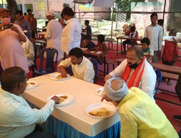 मानपुर क्षेत्र में स्थानीय विधायक ने सामुदायिक रसोई का लिया जायजा, बांटे मास्क