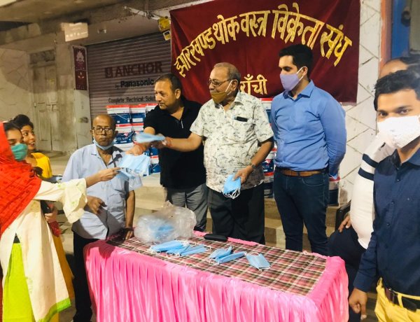 झारखंड थोक वस्त्र विक्रेता संघ ने किया मास्क वितरण