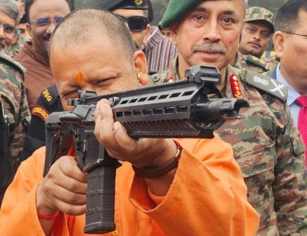शास्त्र के साथ शस्त्र भी… असॉल्ट राइफल के साथ CM योगी की तस्वीर देख याद आया वो इंटरव्यू