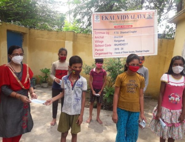 एकल विधालय की शिक्षिका द्वारा छात्र – छात्राओं के बीच मास्क वितरण