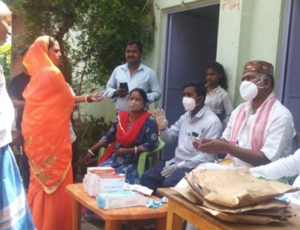 जरूरतमंद लोगों के बीच दवा, मास्क व राशन सामग्री का वितरण