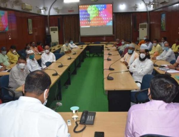 वैक्सिनेशन के प्रति लोगों में डर और भ्रांति के कारण जिला प्रशासन को लेनी पड़ी धर्म गुरुओं की शरण