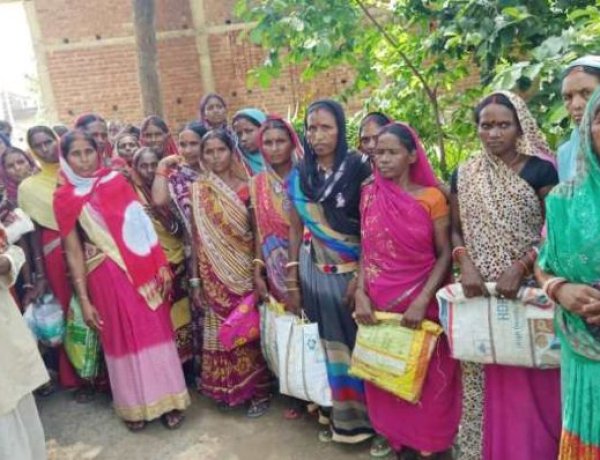 डीलर के मनमानी के खिलाफ लाभुकों ने किया विरोध