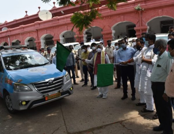 जिलाधिकारी एवं शहरी विधायक ने हरी झंडी दिखाकर टीका एक्सप्रेस वाहन क़ो किया रवाना