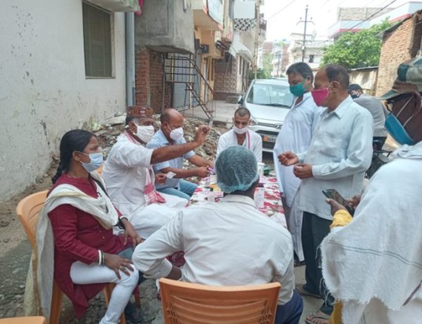 शहर के विभिन्नि क्षेत्रों में दवा व मास्क का किया निःशुल्क वितरण – अनिल स्वामी