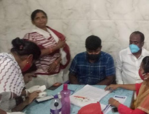 अफवाह पर न दें ध्यान, वैक्सीन लगवाएं : पार्षद मनोज