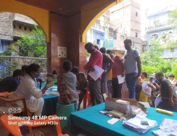 मेगा वैक्सीन कैंप के द्वारा वार्ड संख्या 49 में 342 लोगों ने लिया टीका