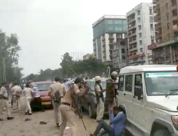 प्रदर्शन कर रहे वार्ड सचिवों पर पटना पुलिस ने किया लाठीचार्ज, मची अफरातफरी