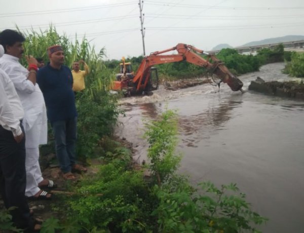जल जमाव की समस्या से निजात दिलाने के लिए मेयर, डिप्टी मेयर और नगर आयुक्त देखने पहुंचे