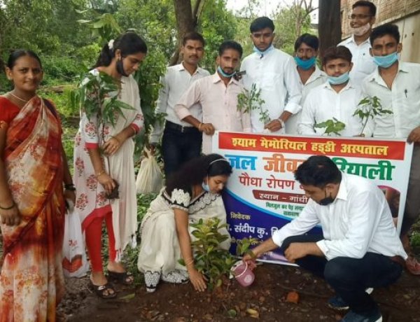 जल जीवन हरियाली कार्यक्रम के तहत डॉक्टरों ने किया पौधारोपण