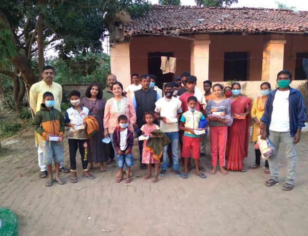 आदिम जाति सेवा मंडल के बच्चों के बीच गर्म वस्त्र वितरित