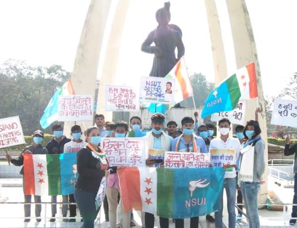 किसानों के समर्थन में एनएसयूआई ने केंद्र सरकार के खिलाफ किया विरोध प्रदर्शन