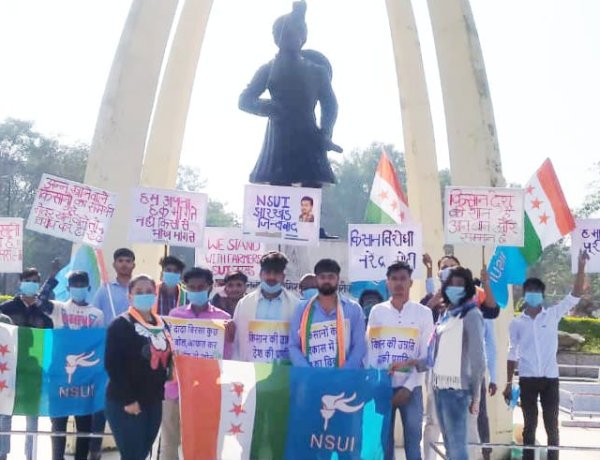 किसानों के समर्थन में एनएसयूआई ने केंद्र सरकार के खिलाफ किया विरोध प्रदर्शन