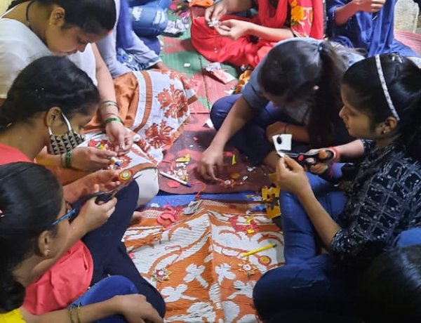 छात्राओं के बीच राखी मेकिंग प्रतियोगिता का आयोजन