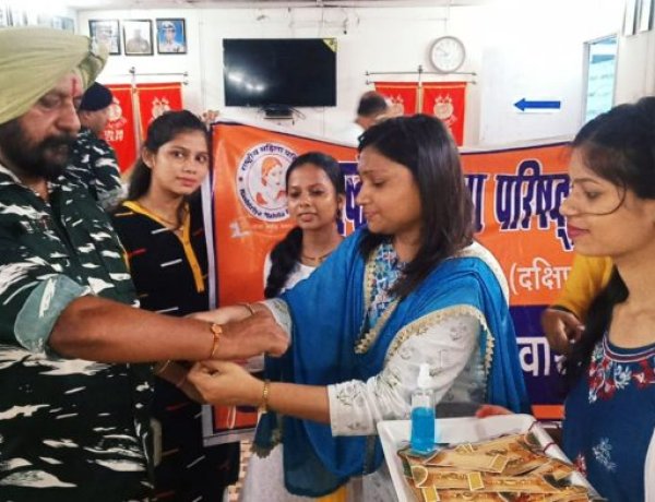 देश के जवानों की कलाइयों पर ओजस्विनी का रक्षासूत्र,ओजस्विनी ने सीआरपीएफ के अधिकारियों व जवानों को बांधा रक्षासूत्र