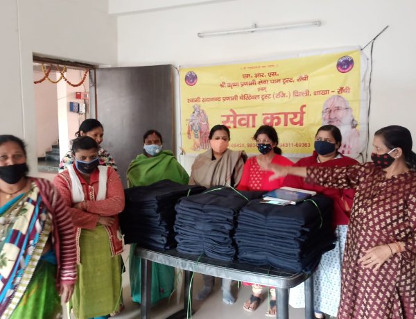 श्रीकृष्ण प्रणामी ट्रस्ट की महिला समिति के सदस्यों ने जरूरतमंदों के बीच बांटे कम्बल