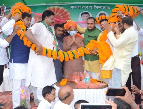 केंद्रीय मंत्री आरसीपी सिंह के गया आगमन पर युवा जदयू ने ढ़ोल नगाड़े के साथ किया स्वागत