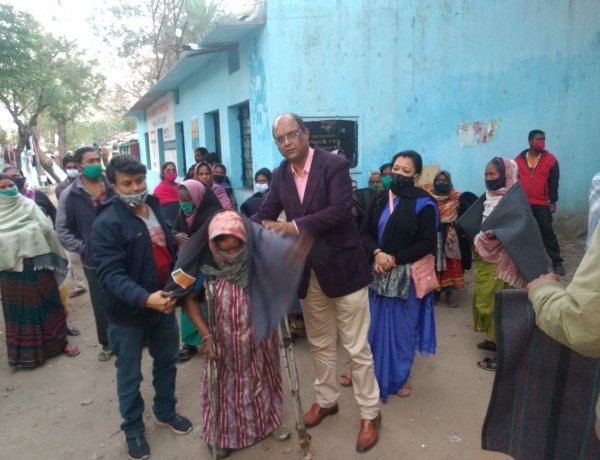 पीड़ितों के बीच कंबल वितरित