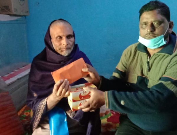 कैंसर पीड़ित मरीज के घर जाकर समाजसेवी गुलाम मुस्तफा ने किया सहयोग