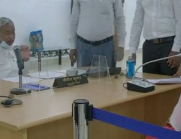 महिला मुखिया ने जनता दरबार में लगाई गुहार – सर..JDU विधायक ने मेरे पति की हत्या करवा दी