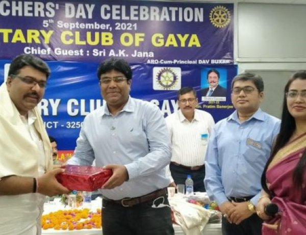 रोटरी क्लब गया ने शिक्षकों को शॉल व स्मृति चिह्न देकर किया सम्मानित