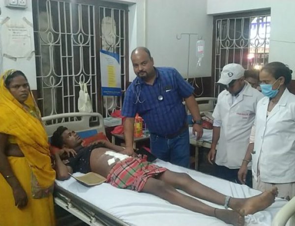 प्रकाश मल्टीस्पेशलिटी हॉस्पिटल के डॉक्टरों ने गोली लगने से घायल युवक की इलाज कर दी नई जिंदगी
