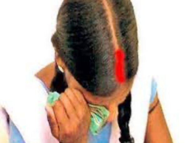 तलवार लहराते युवक ने विद्यालय में घुसकर छात्रा की माँग भर दी