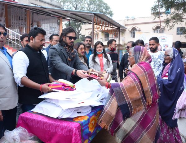 प्रोफेशनल कांग्रेस के अध्यक्ष आदित्य विक्रम जायसवाल ने गरीबों के बीच बांटे कंबल