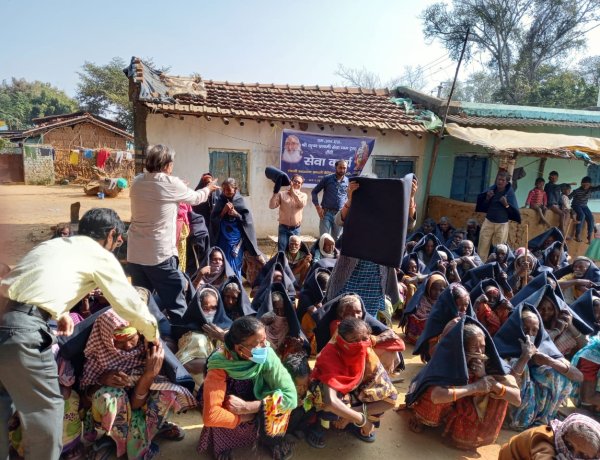 श्रीकृष्ण प्रणामी ट्रस्ट ने बड़गांई बस्ती में निर्धन, लाचार व दिव्यांगो के बीच बांटे कम्बल