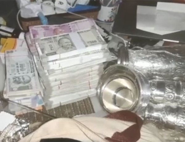 निगरानी के शिकंजे में कार्यपालक अभियंता,14 लाख CASH,आधा किलो सोना-चाँदी सहित कई फ़्लैट के काग़ज़ात ज़ब्त