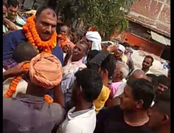 टिकारी प्रखंड के नेपा पंचायत से संजु देवी के प्रतिनिधि बुलबुल सिंह ने नामांकन किया